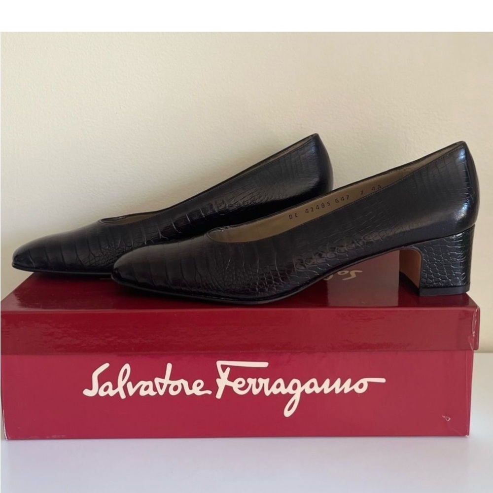 NIB FERRGAMO Pumps. Croc Print Classic Office Pumps. Black. Size 7 AAAA